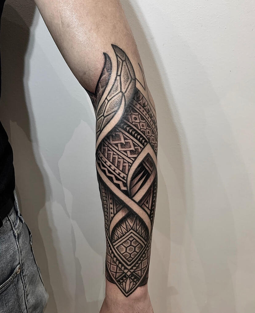 Tatuaggio ornamentale di ispirazione tribale